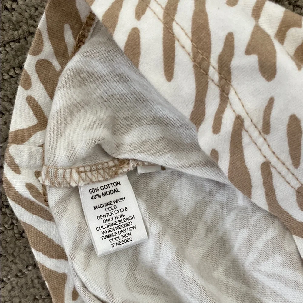 Elegant Tan and White Patterned Dress - Picture 3 of 3